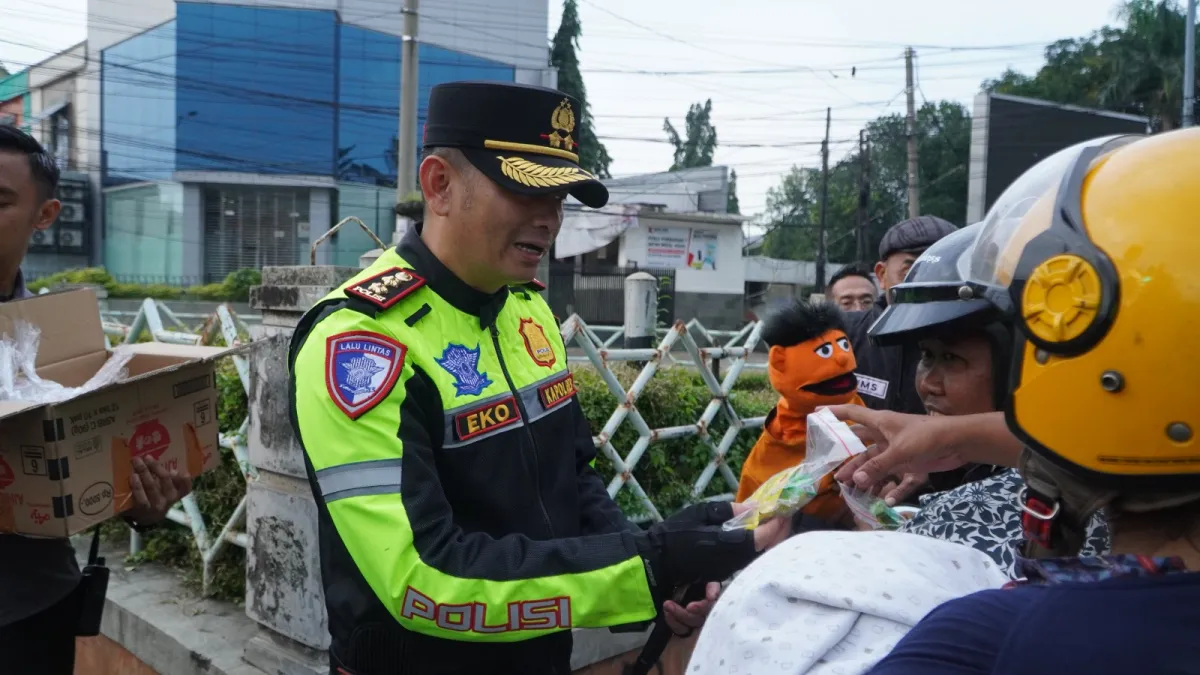 Unik dan Bikin Haru! Polisi Cirebon Kota Bagi Takjil plus Boneka untuk Anak Pemudik di Jalan