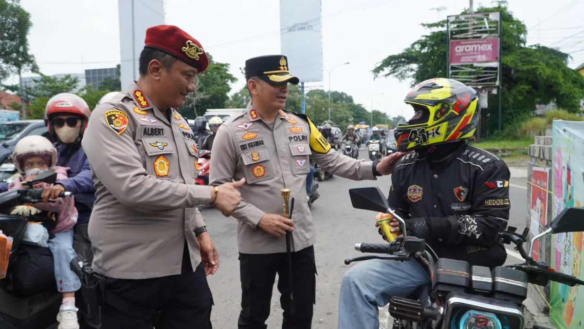 Pemudik di Kota Cirebon Diserbu Bantuan Gratis: Vitamin, Jas Hujan, hingga Layanan Bengkel