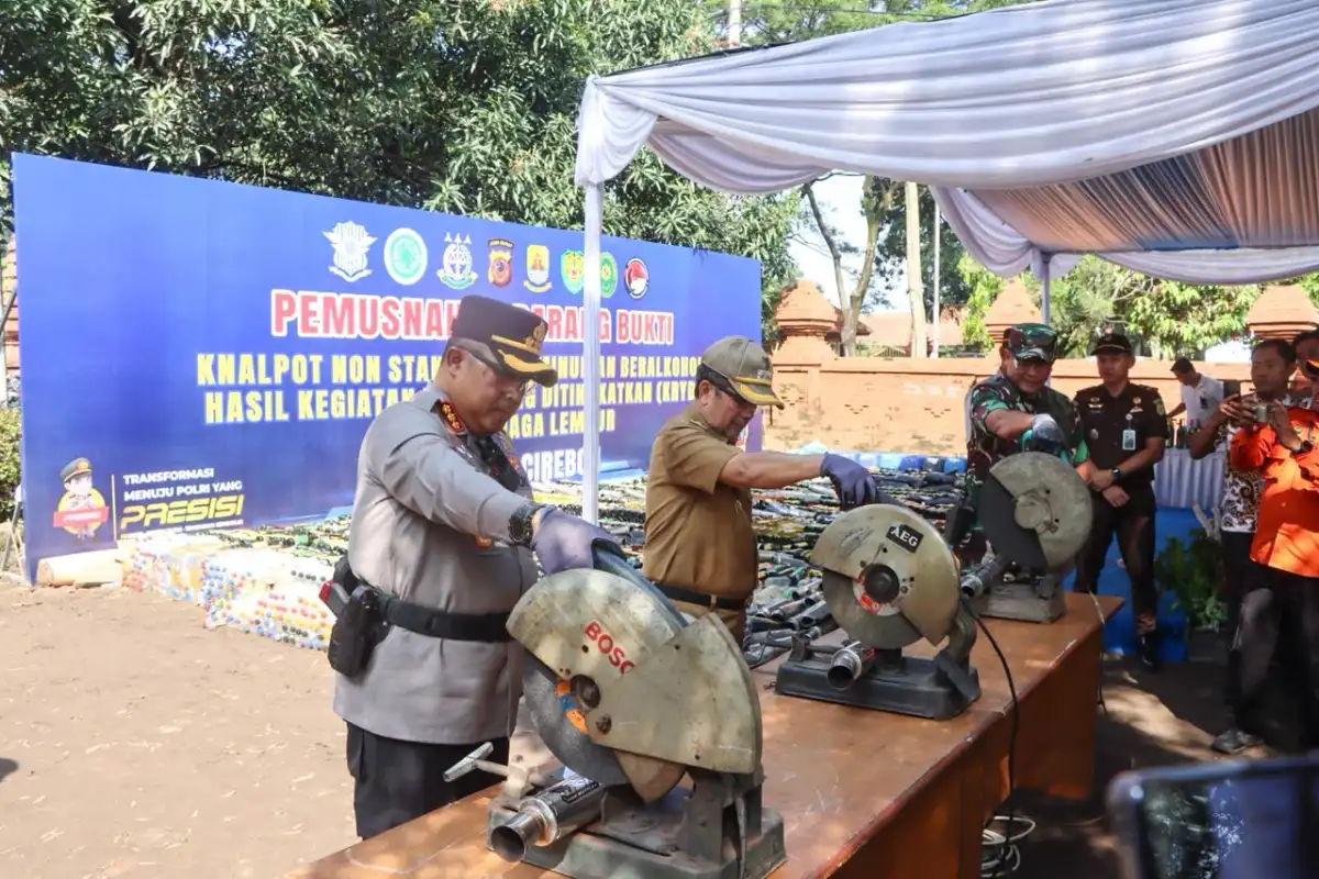 Jelang Lebaran, Polisi di Cirebon Musnahkan 10 Ribu Lebih Miras dan 2.633 Knalpot Brong