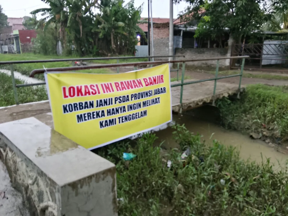 Warga Desa Cibogo Cirebon Pasang Spanduk Protes, Banjir Musiman Bikin Resah