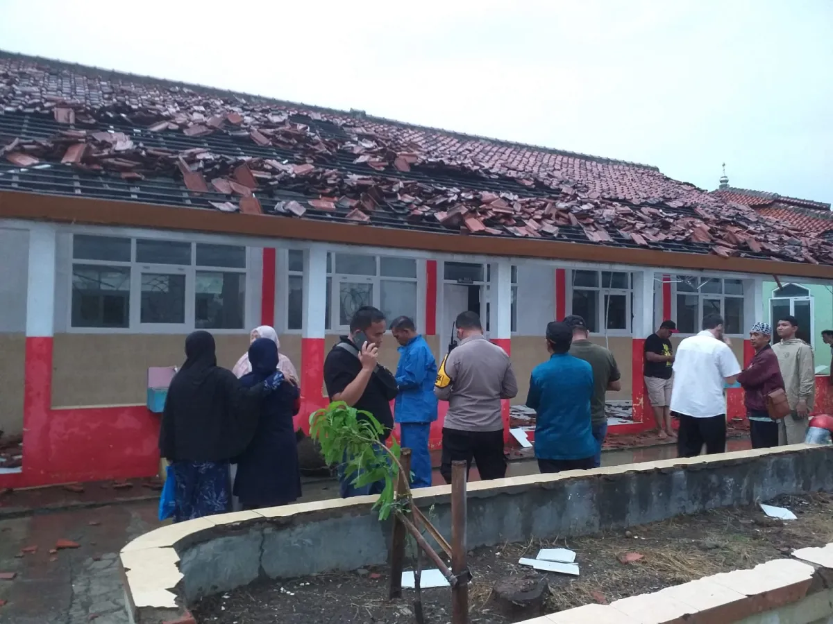 Puting Beliung Hantam Desa Muara, Cirebon: 106 Bangunan Rusak, Evakuasi Warga Berlangsung Cepat